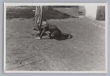 Junge repariert Fahrrad -