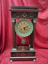 Top Kaminuhr mit Dekor.