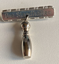 Seltene Anstecknadel „Die Standhaften“ silberfarben, Bowlingpin-Anhänger, S19