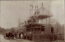 Foto Ak Baustelle, Rohbau eines Hauses, Dachstuhl, Baugerüst,... - 10855327