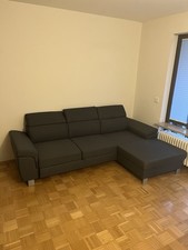 Graues Sofa mit Schlaffunktion