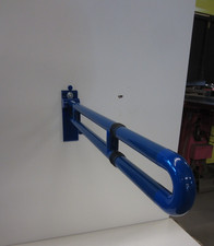 HEWI Stützklappgriff mit Abwinkelfunktion 900 mm Stahlblau