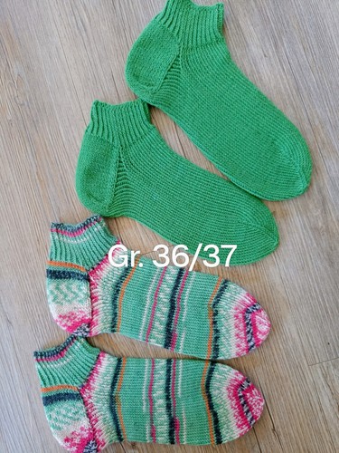 Paar handgestrickte sneaker - handgestrickte,