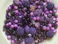 Lila Glas- und Acrylperlen