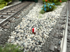 Grenzzeichen Ra 12 / So 12 – rot-weiß auf Holzpfahl - H0-Zubehör