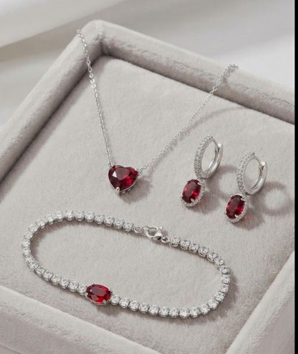 Schmuckset mit roten - , ovalen