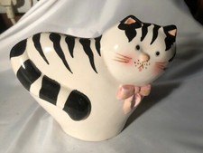 Schwarz-weiße mollige gestreifte flache Katze mit rosa Schleifen - 13,5 cm groß