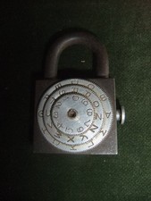 altes  Vorhängeschloss Buchstaben Zahlen Kombination Speicherfund