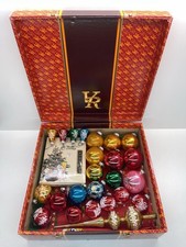 Konvolut alter Weihnachtskugeln – 24 Stück, aus Kunststoff + Lichterkette