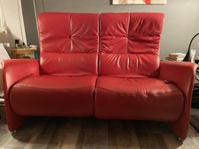Rotes Ledersofa mit