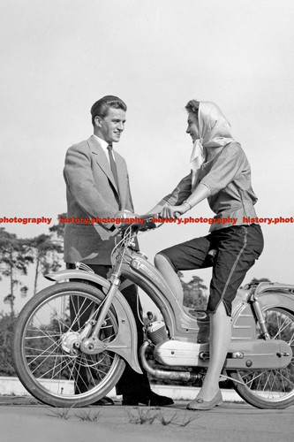 F003225 mädchen fährt moped - f003225,