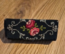 K18) Vintage Lippenstift Box Halter Schatulle Blumen Stickerei mit Spiegel 6,5cm