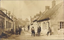 Foto Ak Fourdrain Aisne, Straßenpartie, deutsches Soldatenheim, 1918 - 3664158