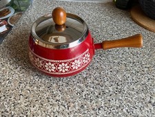 Fondue Topf oder Grilltopf rot mit Holzgriff