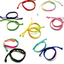 Regenbogenfarbene Armbänder