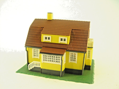 Gelbes wohnhaus heljan ho - -,