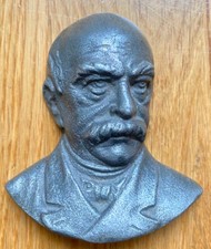 Herrenbüste. Hochrelief. Schwermetall. Höhe: 9,3 cm.