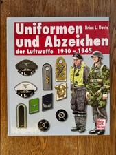 Uniformen und Abzeichen der