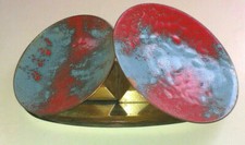 Dekoset mit zwei Tellern mit Holzständer und Metalltablett blau rot