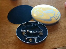 WIE NEU Fossil Frauen Halskette mit Charms, Metallkette mit Lederband  