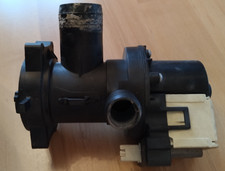 Ablaufpumpe mit Pumpenkopf und Sieb für Waschmaschine Bauknecht Whirpool