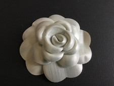 Silberfarbene Chanel Camelia/