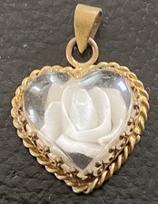 Hübscher antiker goldfarbener Double  Herz Anhänger mit Schmuckstein Blüte (k15)