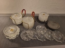 ca. 30 Glasuntersetzer + Halterungen und Zinnuntersetzer