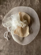 Fascinator Creme Hut Haarreifen Haarschmuck Hochzeit Mottoparty Krimidinner Neu