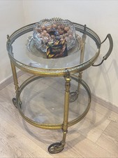 runder Servierwagen auf