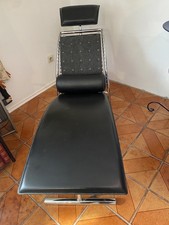 Komfortable Relaxliege, Chromgestell, Kunstleder schwarz
