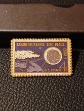 Ansteckpin Communicstions for Peace, Form einer Briefmarke