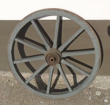 altes Wagenrad Holzrad