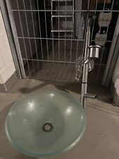 Glaswaschbecken mit Armatur