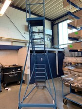 Plattformleiter fahrbar, 13 Stufen, Stahl, Farbe Blau mit 3-seitigem Geländer