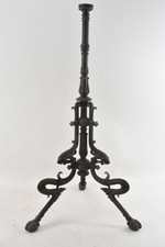 H98Q85- Eisenguss Historismus Ständer Dreifuß teils figurativ verziert