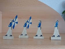 Papp Soldaten auf Holz Sockel