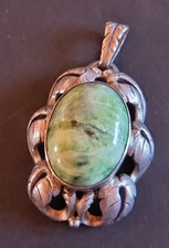 Antiker Anhänger mit grünem