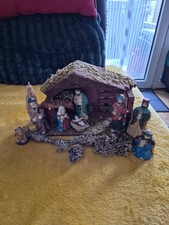 Weihnachtskrippe mit Figuren