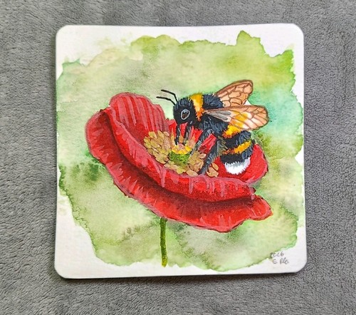 Handgemalte hummel auf einer - auf,