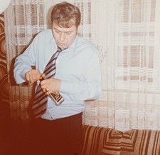 Betrunkender Mann steht vor