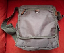 Umhängetasche von Oleana  in  Khaki  mit braunem Designer Innenfutter mit Logo