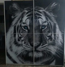 Schiebeschrank mit Tigergrafik