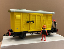 Playmobil Eisenbahn gelber geschlossener Güterwagen (4102) mit Figur