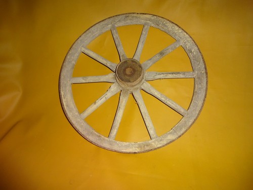 Altes wagenrad holzspeichenrad - altes,
