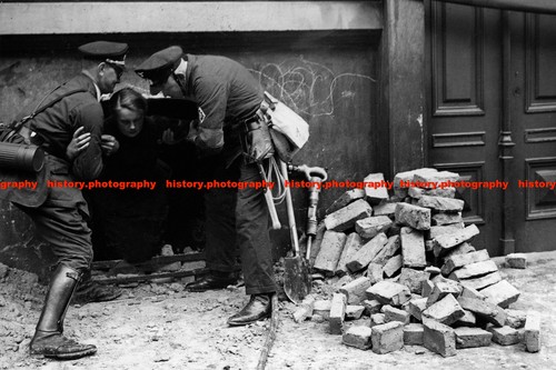 F017941 frau aus busunterstand - frau,