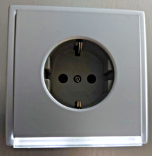 Jung Steckdose mit LED Orientierungslicht Edelstahloptik