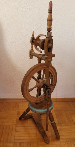 Antikes spinnrad aus - aus, holz,