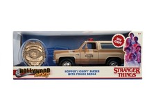 Jada 31111 1:24 Stranger Dinge – 1980 Chevy Blazer W / Abzeichen Eröffnung Mit