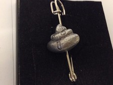 Tongue Out Poop GT42 Zinn Schal und Kilt Pin Zinn 3" 7,5 cm